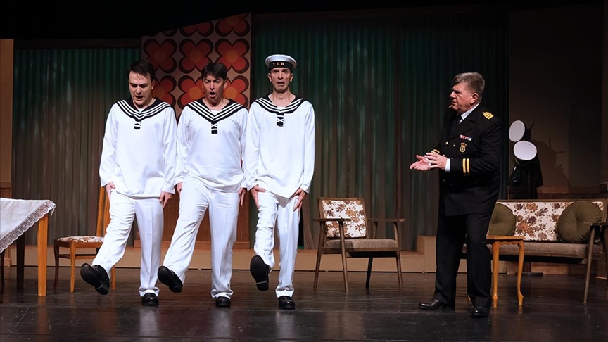 Bursa Devlet Tiyatrosu "Süt Kardeşler" oyununun prömiyerini yaptı