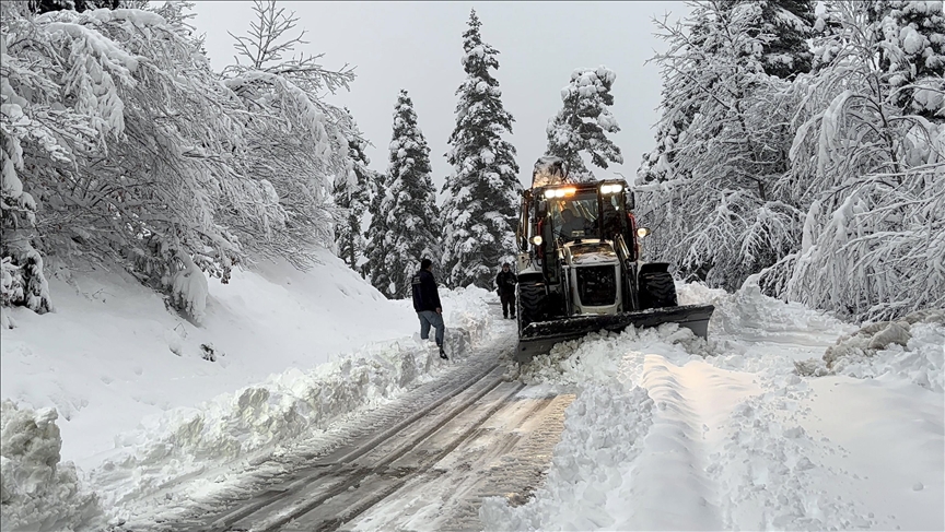 Zirvede karla mücadele, düşük rakımlı köy yollarında asfalt çalışması