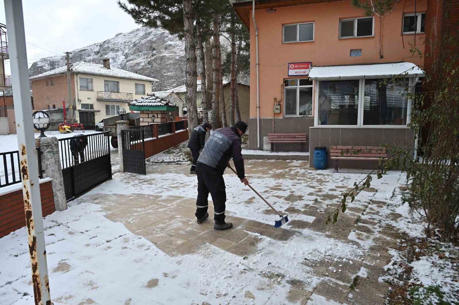 İnönü’de cami ve kaldırımlarda kış tedbirleri
