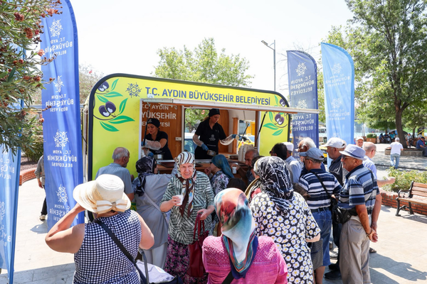 Aydın'da pazarcı esnafı ve vatandaşlara yaz sıcağında limonata ikramı