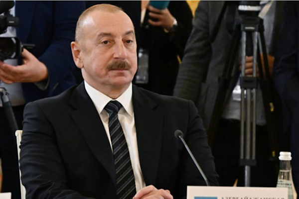 Azerbaycan Cumhurbaşkanı Aliyev, Kırgızistan’da resmi törenle karşılandı