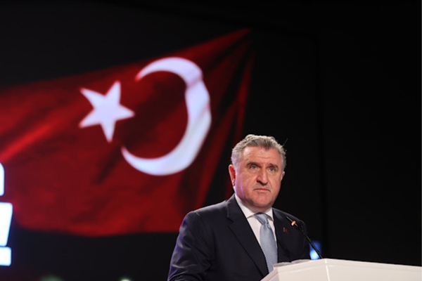 Bak: Türk bayrağını milli güreşçi Nesrin Baş ile milli yüzücü Emre Sakçı’nın taşıyacak