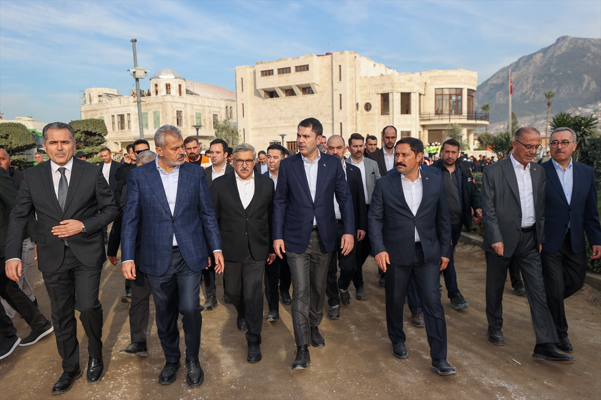 Bakan Kurum, Hatay'da, 455 bininci afet konutu teslimi öncesi incelemelerde bulundu