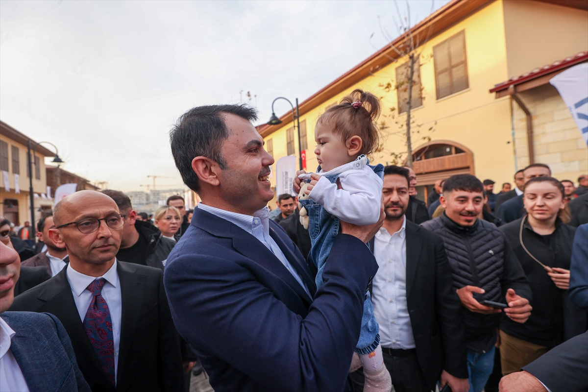 Bakan Kurum, Hatay'da, 455 bininci afet konutu teslimi öncesi incelemelerde bulundu