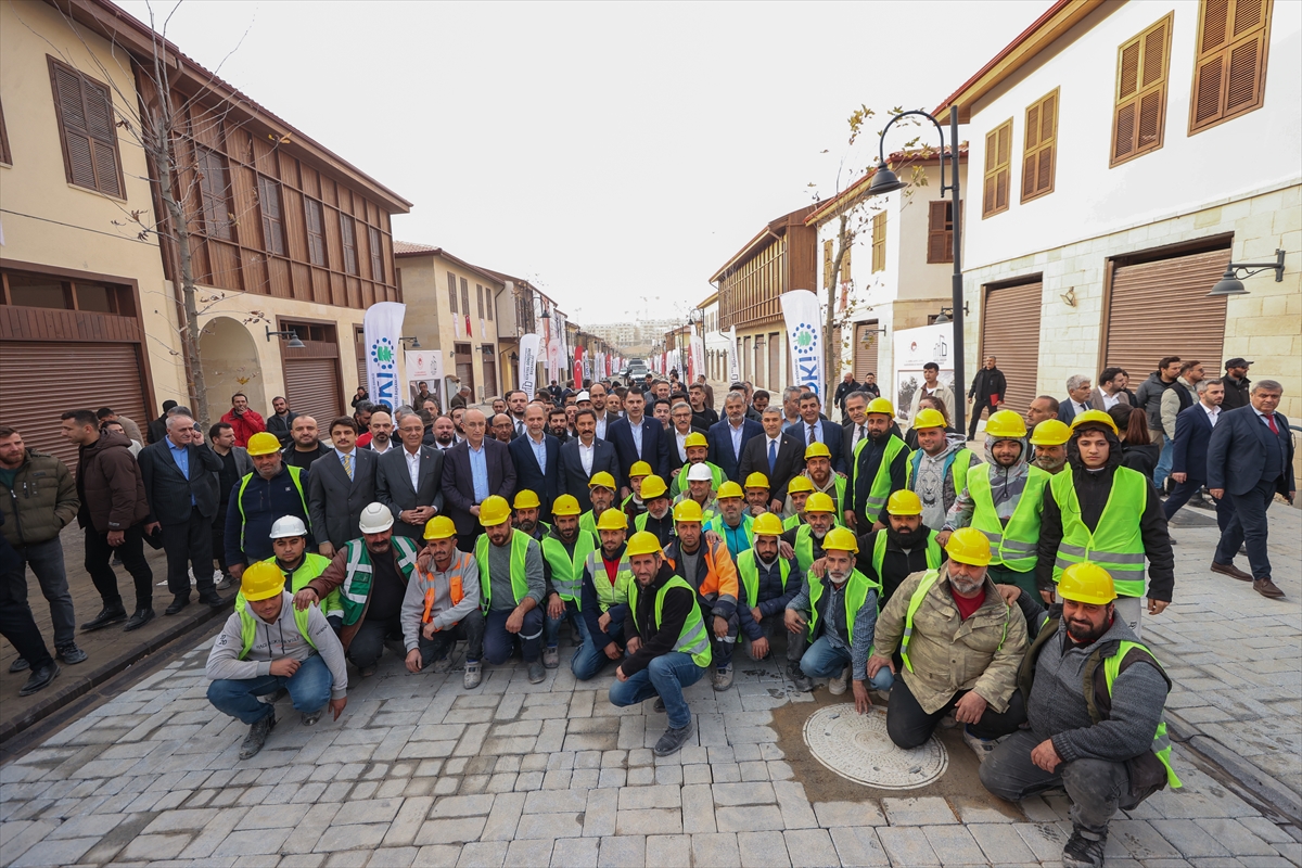 Bakan Kurum, Hatay'da, 455 bininci afet konutu teslimi öncesi incelemelerde bulundu