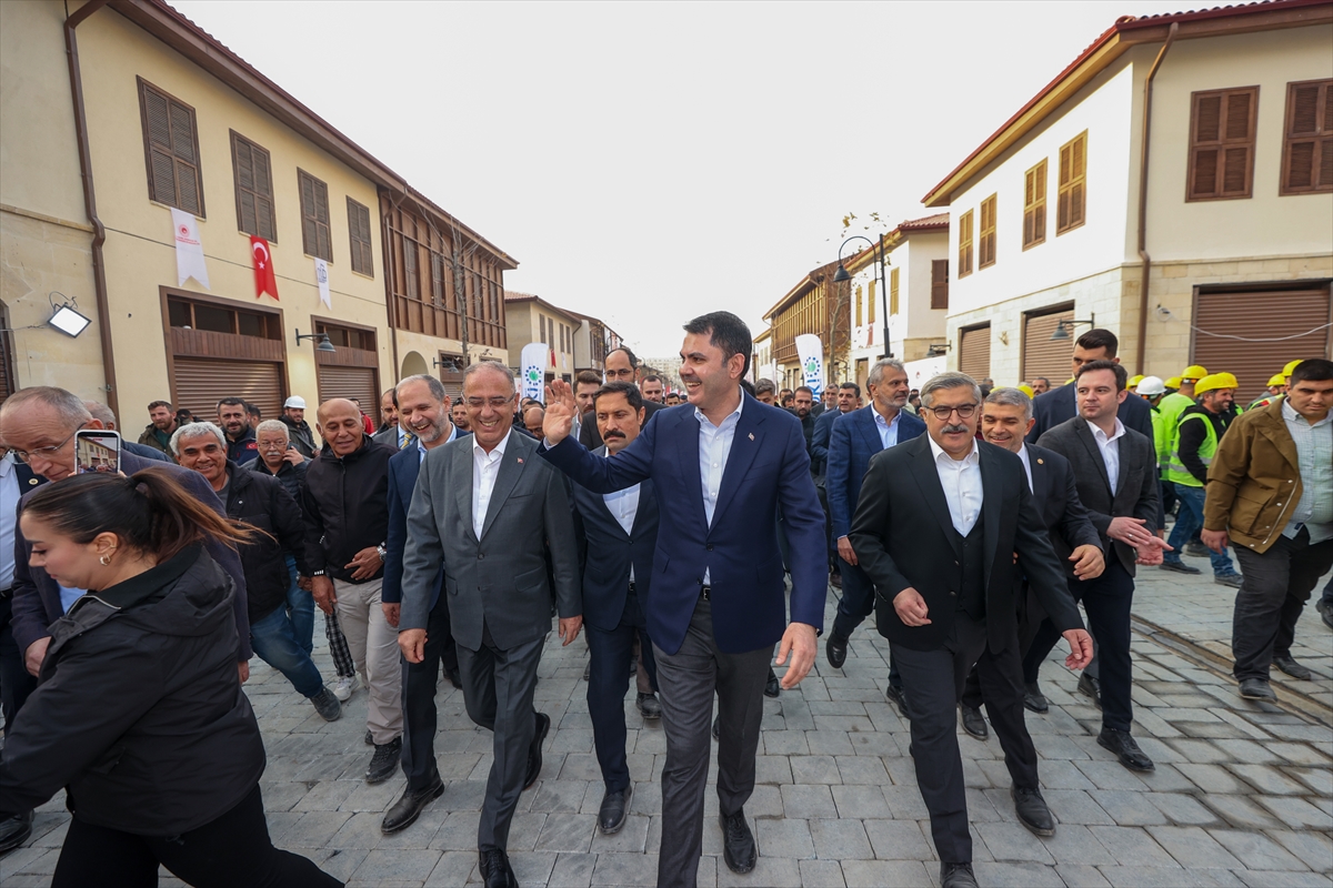 Bakan Kurum, Hatay'da, 455 bininci afet konutu teslimi öncesi incelemelerde bulundu