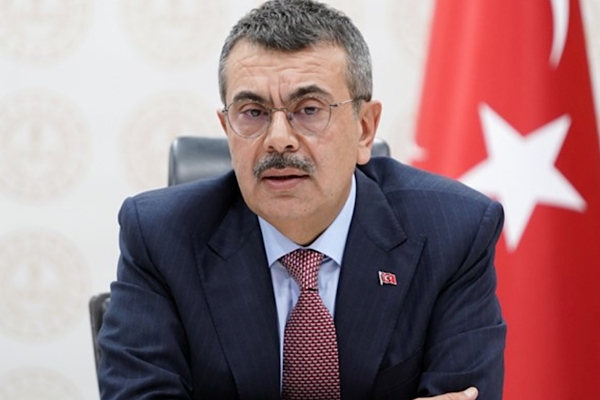 Bakan Tekin, Özel Bezciyan Ermeni İlkokulu ve Ortaokulu'nu ziyaret etti