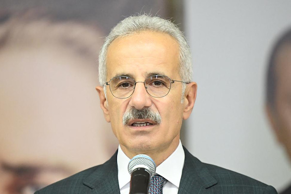 Bakan Uraloğlu, şehit Osman Sarıgün’ün ailesini ziyaret etti