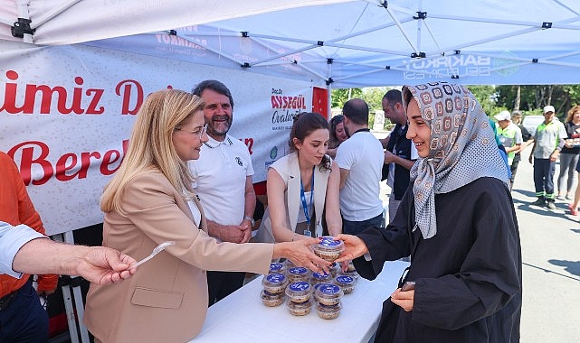 Bakırköy Belediyesi'nden Binlerce Kişiye Aşure İkramı