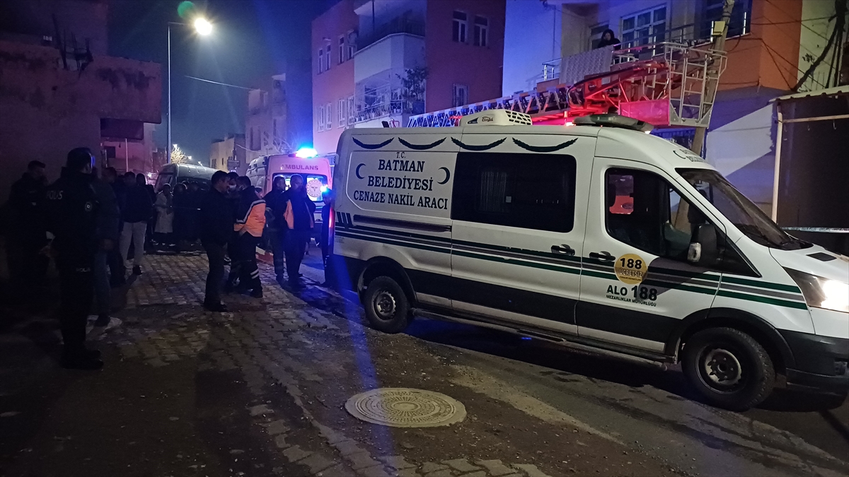 Batman'da tek katlı evde çıkan yangında 1 kişi öldü, 1 kişi yaralandı Batman'da tek katlı evde çıkan yangında 1 kişi öldü, 1 kişi yaralandı