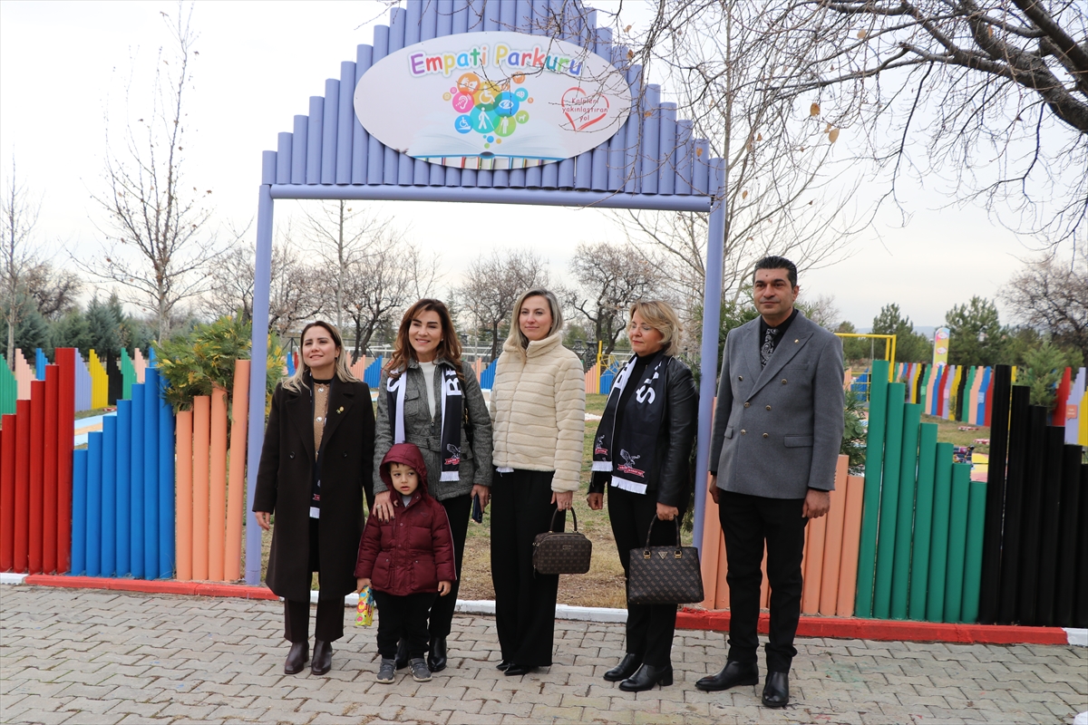 Beşiktaş Kulübünün "İyiliğe Kanat Aç Projesi" kapsamında Elazığ'a gelen heyet ziyaretlerde bulundu