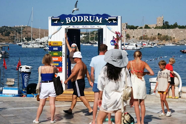 Bodrum'da  "Maviye Açılan Kapı" projesini hayata geçirdi