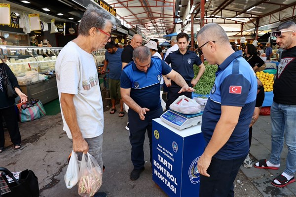 Buca Belediyesi'nden semt pazarlarında tartı kontrolü uygulaması