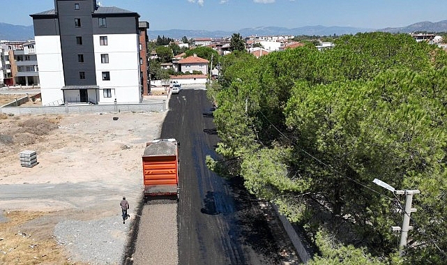 Burhaniye'de 12 Ayrı Mahallede Yol Seferberliği