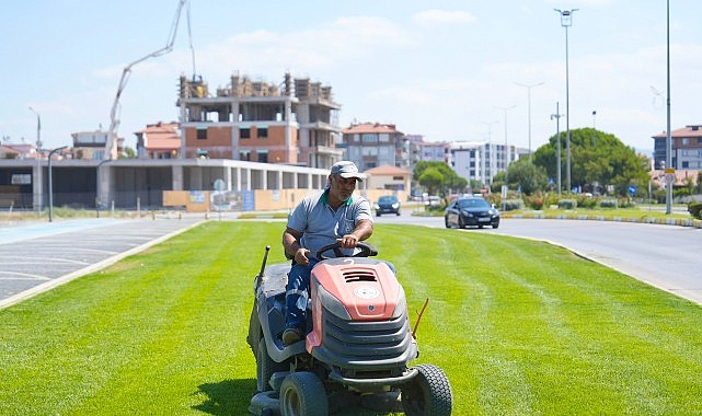 Burhaniye'de Park ve Yeşil Alanlarda Kapsamlı Bakım Çalışmaları Sürüyor
