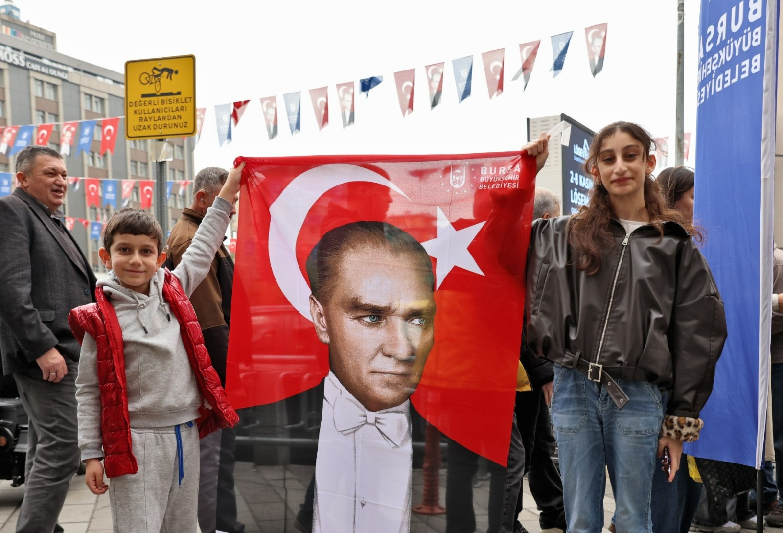 Bursa'da vatandaşlara Türk bayraklı Atatürk posteri dağıtıldı