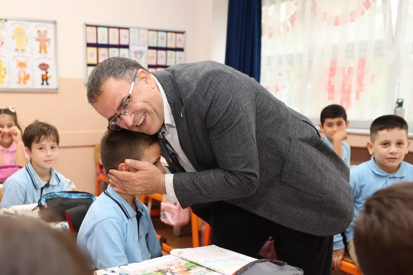 Derince Belediye Başkanı Gökçe, öğrencilerin daveti üzerine okulu ziyaret etti Derince Belediye Başkanı Gökçe, öğrencilerin daveti üzerine okulu ziyaret etti