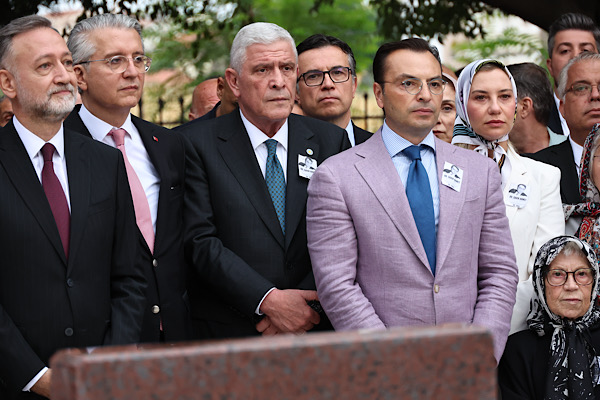Dervişoğlu, Dr. Sadık Ahmet’in anma programına katıldı Dervişoğlu, Dr. Sadık Ahmet’in anma programına katıldı
