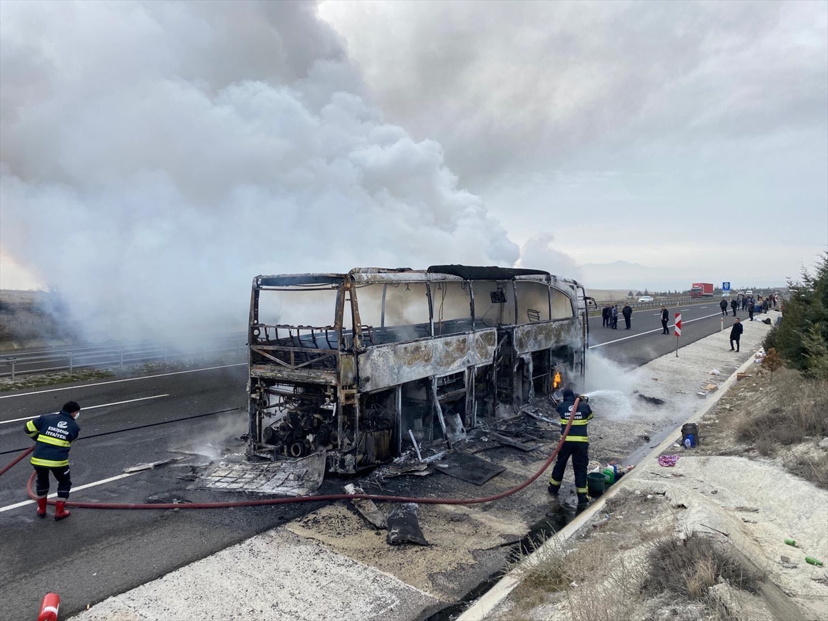 Eskişehir'de çıkan yangında yolcu otobüsü kullanılamaz hale geldi Eskişehir'de çıkan yangında yolcu otobüsü kullanılamaz hale geldi