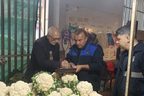 Gemlik’te pazar yerlerinde zabıta denetimleri sürüyor