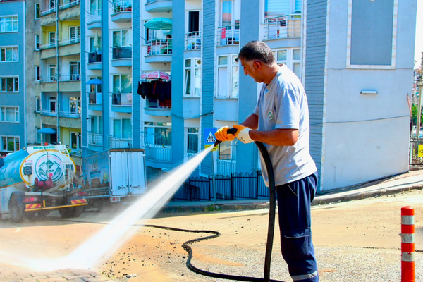 Giresun Belediyesi yol yıkama ve yabani ot biçme çalışmalarını sürdürüyor