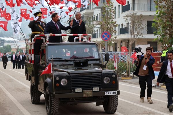 Hatay’da Cumhuriyet’in 103. yıl dönümü Atatürk Caddesi’nde kutlandı