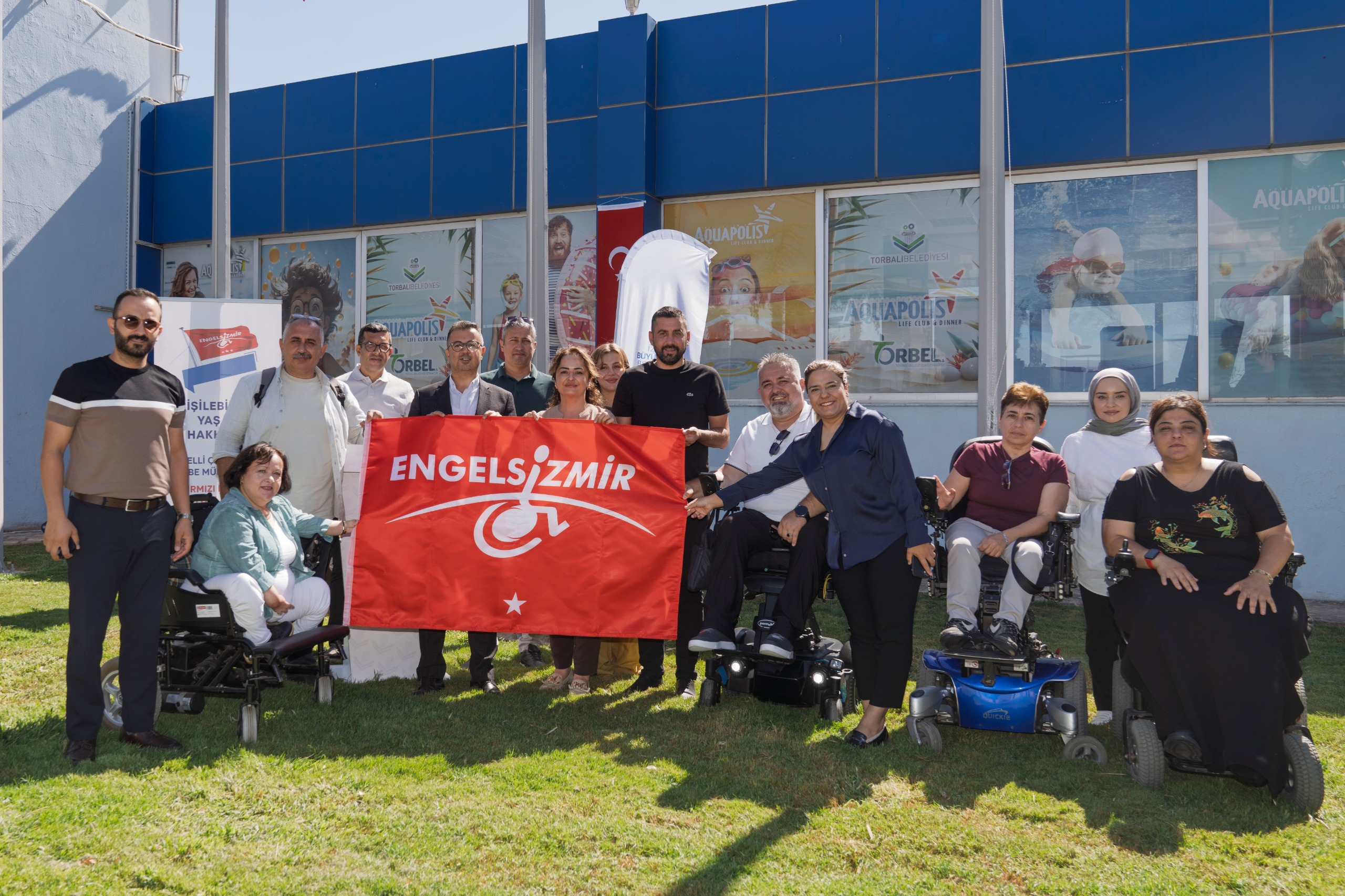 İzmir’de 100’üncü Kırmızı Bayrak Torbalı’daki yüzme havuzuna verildi