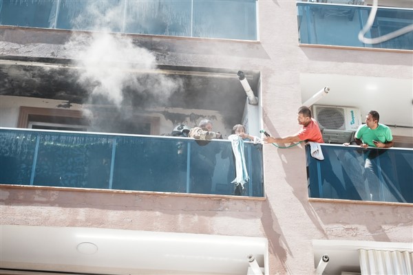 İzmir'de apartman yangınında 10 kişi kurtarıldı
