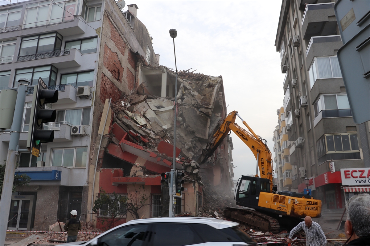 İzmir'de bina yıkımı sırasında bitişikteki apartman zarar gördü