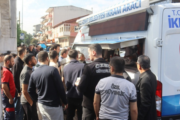 İzmit Belediyesinden cuma namazı çıkışı ikram