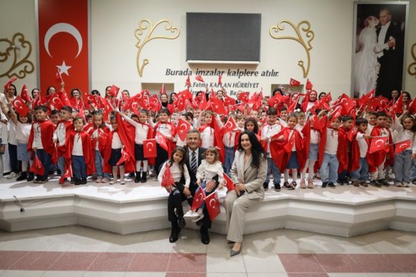 İzmit’te minikler Cumhuriyet’in 103. yılı için sahne aldı