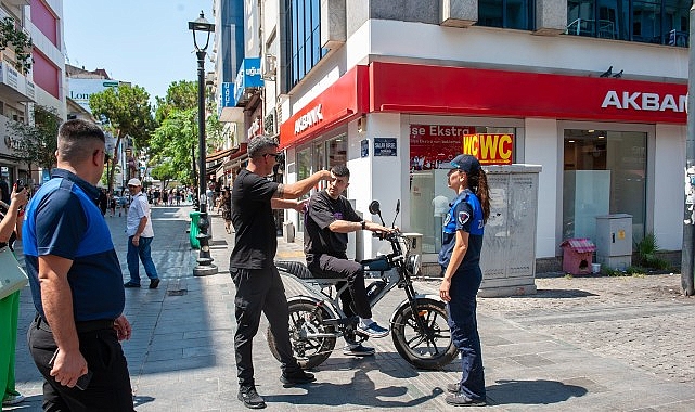 Karşıyaka Çarşısı'nda araç denetimleri sürüyor