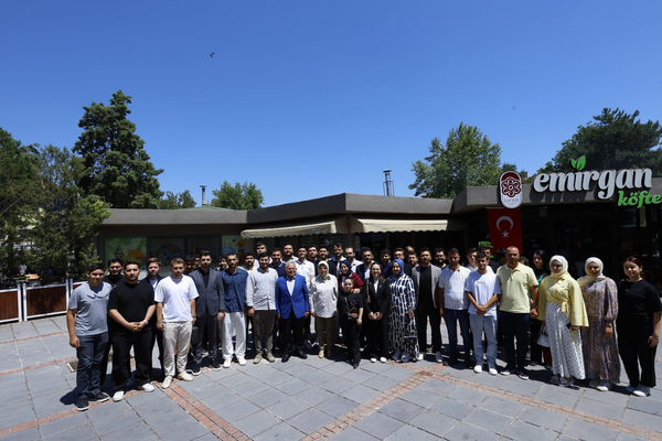 Kayseri Büyükşehir Belediye Başkanı Büyükkılıç, gençlerle buluştu
