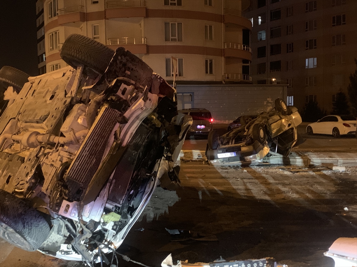 Kayseri'de iki otomobilin çarpıştığı kazada 2 kişi yaralandı