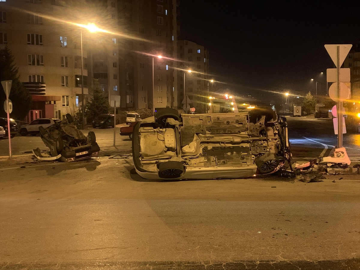 Kayseri'de iki otomobilin çarpıştığı kazada 2 kişi yaralandı