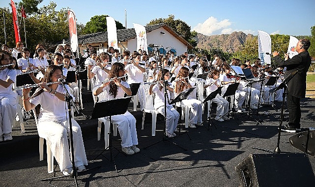Kemer Belediyesi Cumhuriyet Orkestrası'ndan Çıralı'da konser