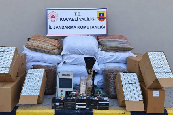 Kocaeli'de 1 milyon TL değerinde kaçak tütün ve makaron ele geçirildi Kocaeli'de 1 milyon TL değerinde kaçak tütün ve makaron ele geçirildi
