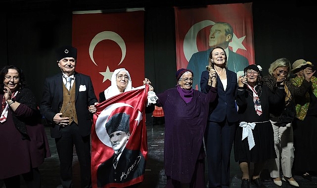 Konak'ın çınarlarından unutulmaz Cumhuriyet gösterisi