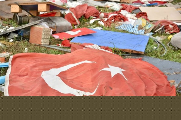 Mustafakemalpaşa’da çöp ve molozların arasında Türk bayrakları bulundu