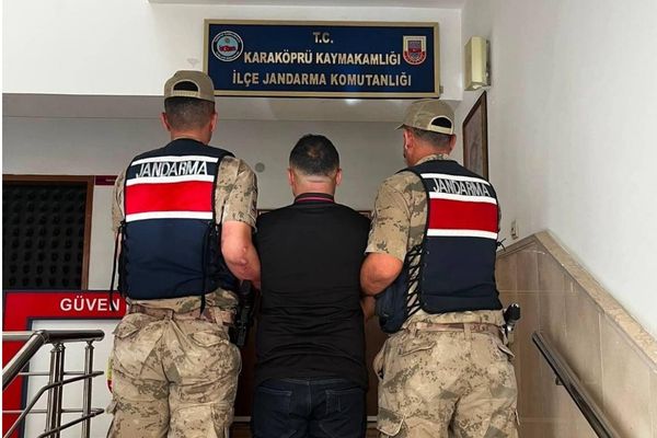 Şanlıurfa’da 15 yıl 6 ay hapis cezasıyla aranan şahıs yakalandı Şanlıurfa’da 15 yıl 6 ay hapis cezasıyla aranan şahıs yakalandı