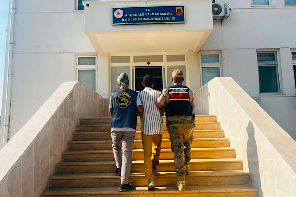 Şanlıurfa’da 6 yıl 1 ay kesinleşmiş hapis sezası bulunan şüpheli yakalandı Şanlıurfa’da 6 yıl 1 ay kesinleşmiş hapis sezası bulunan şüpheli yakalandı