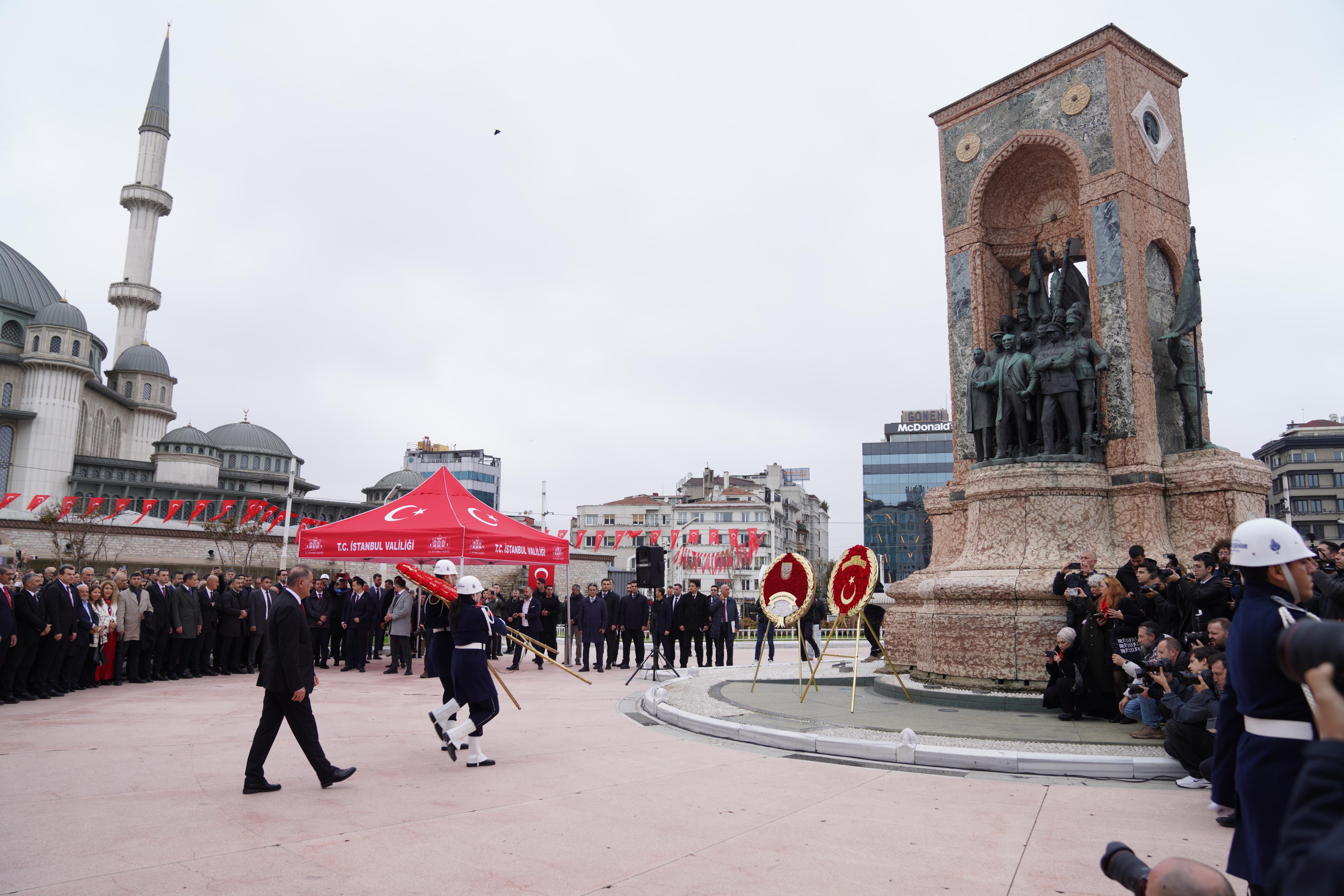 Taksim'de Cumhuriyet coşkusu çelenk sunma töreniyle kutlandı