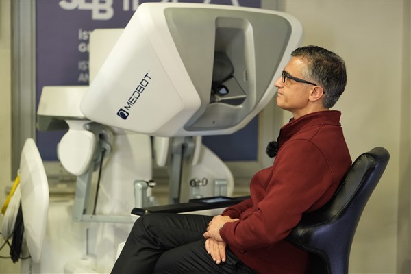 Türkiye’de bir ilk: 1400 kilometre uzaktan robotik cerrahiyle ameliyat gerçekleştirildi