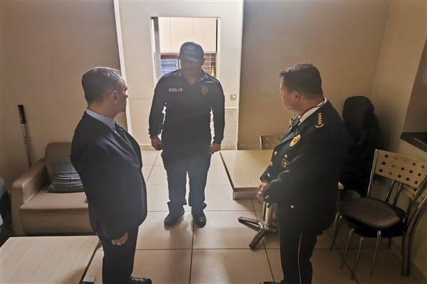 Vali Aktaş, Cengiz Topel Havalimanı Polis Noktasını ziyaret etti
