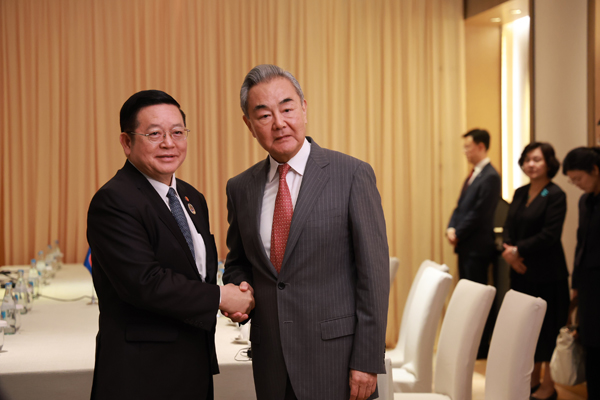 Wang Yi, ASEAN Genel Sekreteri Kao Kim Hourn ile görüştü