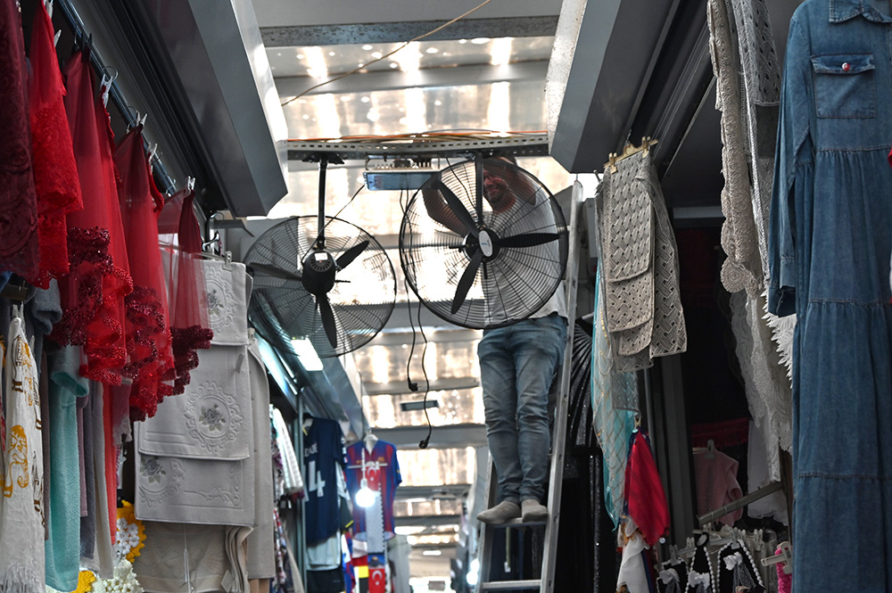 Yalova Kapalı Pazaryeri’nde yaz sıcaklarına karşı önlem