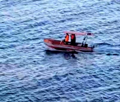 3 tekerlekli elektrikli motosiklet denize uçtu
