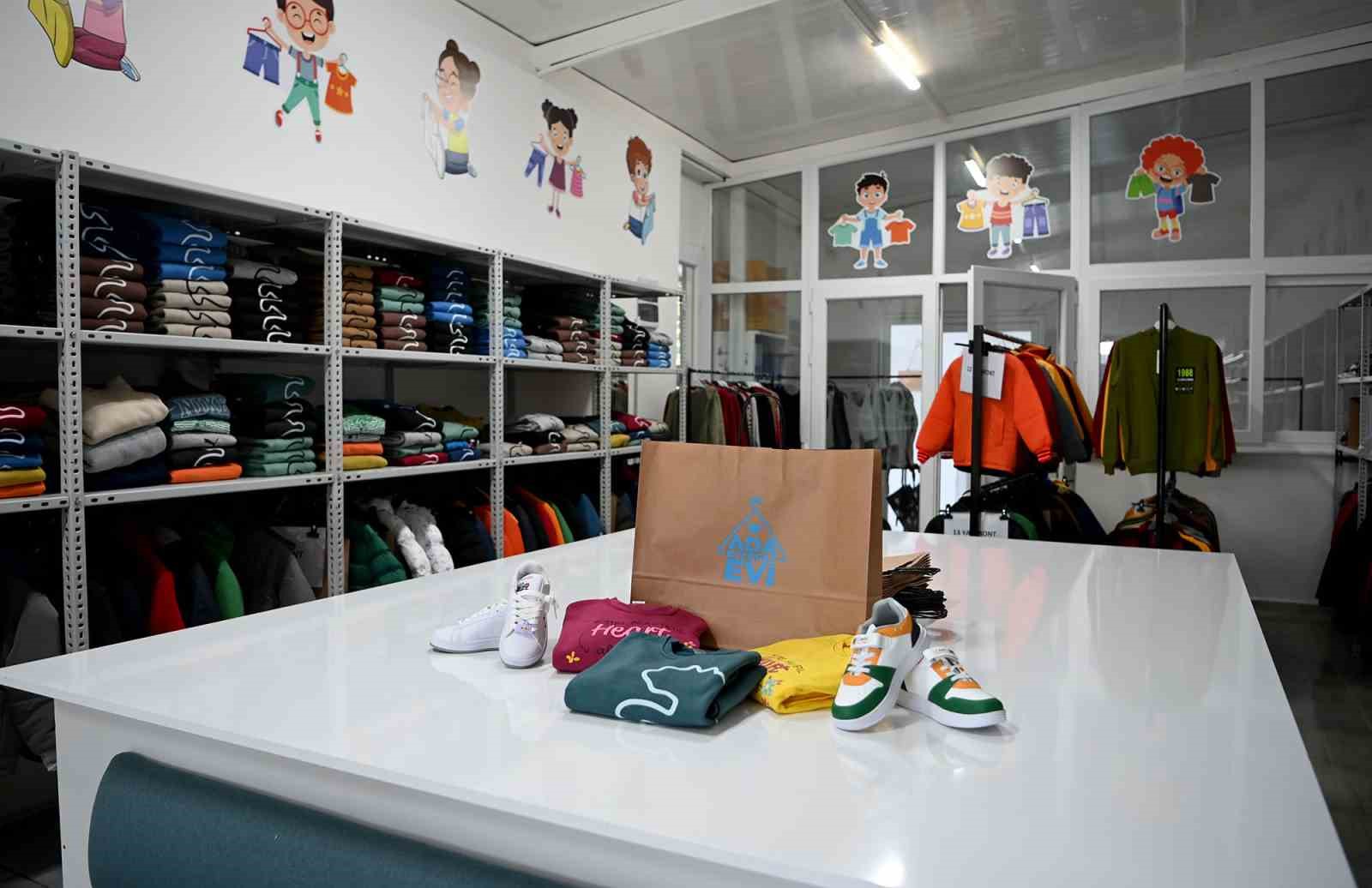 Ada Kıyafet Evi 272 çocuğun yüzünü güldürdü
