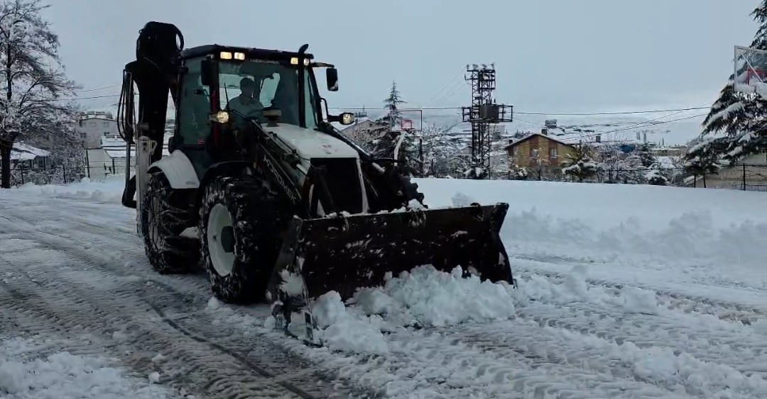 Adana’nın o ilçesinde kar hayatı durdurdu: Yollar kapandı, okullar tatil edildi
Adana’nın o ilçesinde kar hayatı durdurdu: Yollar kapandı, okullar tatil edildi
