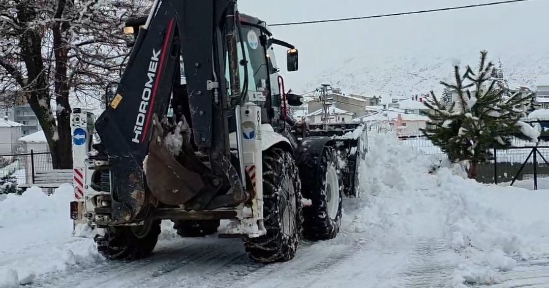 Adana’nın o ilçesinde kar hayatı durdurdu: Yollar kapandı, okullar tatil edildi
Adana’nın o ilçesinde kar hayatı durdurdu: Yollar kapandı, okullar tatil edildi